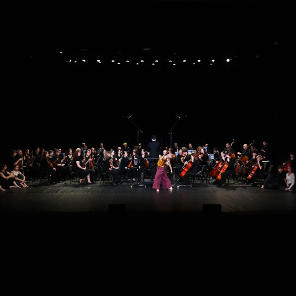 Šiuolaikiukai ir Sūduvos jaunimo simfoninis orkestras užsuko šokių sūkurį koncerte „DANZA SINFONICA“